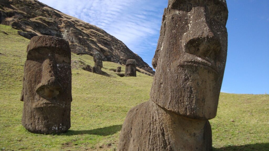 Đa số những bức tượng đá đảo phục sinh đều bị chôn vùi dưới đất
