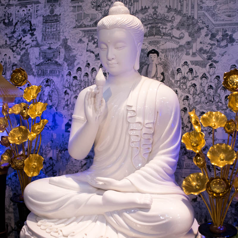 Tượng Đức Phật cầm hoa sen hay Tượng Phật Niêm hoa vi tiếu
