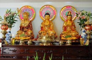 Đức Phật A Di Đà luôn ở trung tâm